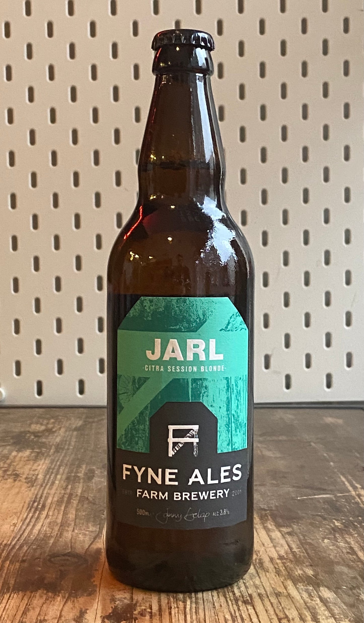 Fyne Ales Jarl Bottle 500ml at The Beerhive, Edinburgh. Free UK shipping.