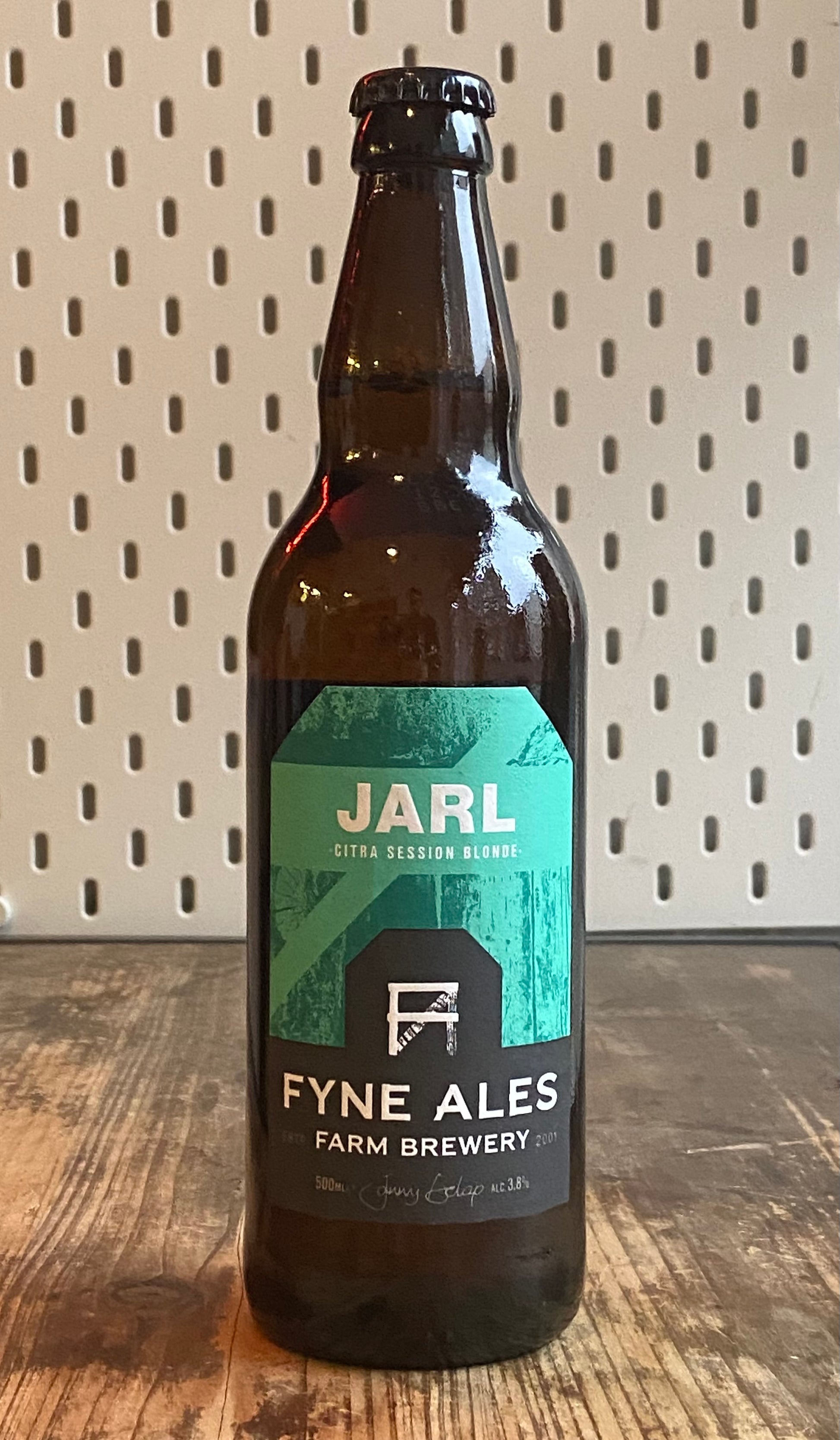 Fyne Ales Jarl Bottle 500ml at The Beerhive, Edinburgh. Free UK shipping.